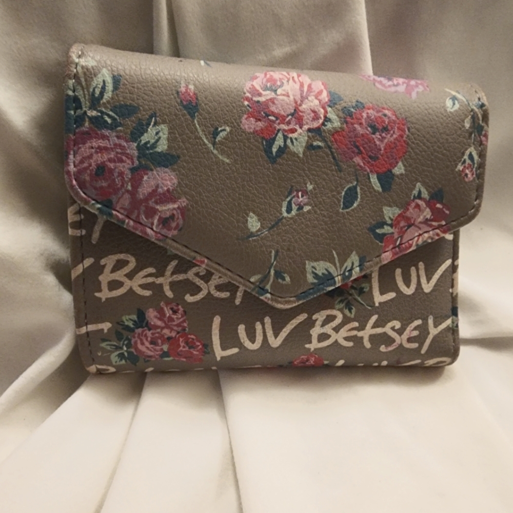 Betsey Johnson Wallet NWT Tri-Fold Snap Closure Billfold Floral LUV BETSY. New